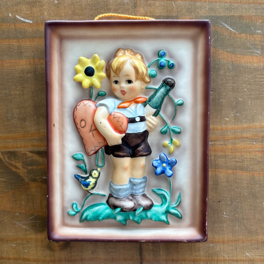 VTG Hummel Goebel Germany HUM #168 Standing Boy w/Heart Wall Plaque-5"x 5.5"
